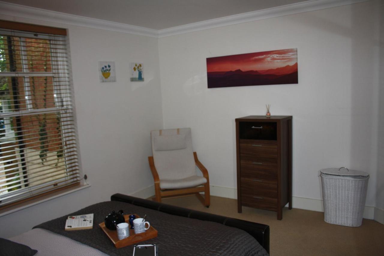 Canterbury Elms Court Apartment Room photo